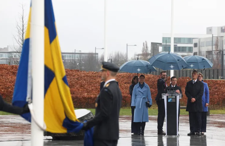 北约第32个成员国瑞典的国旗在联盟总部升起