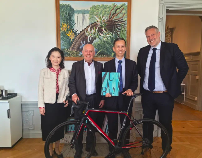 Chinese Ambassador to Sweden Cui Aimin visits Swedish Grimaldi Industries