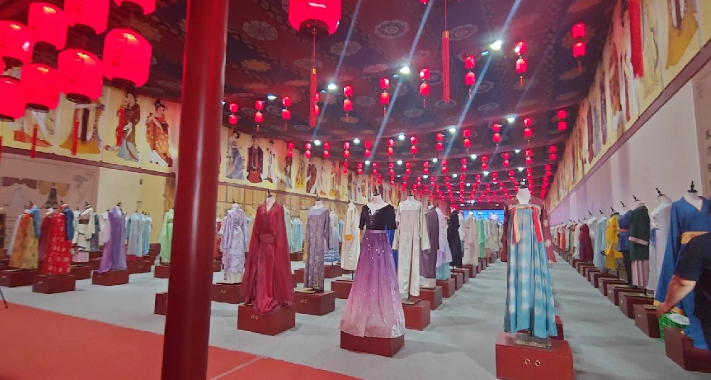 衣冠承文脉 匠心传汉韵 境外媒体采访团走进雅尔艾汉服基地