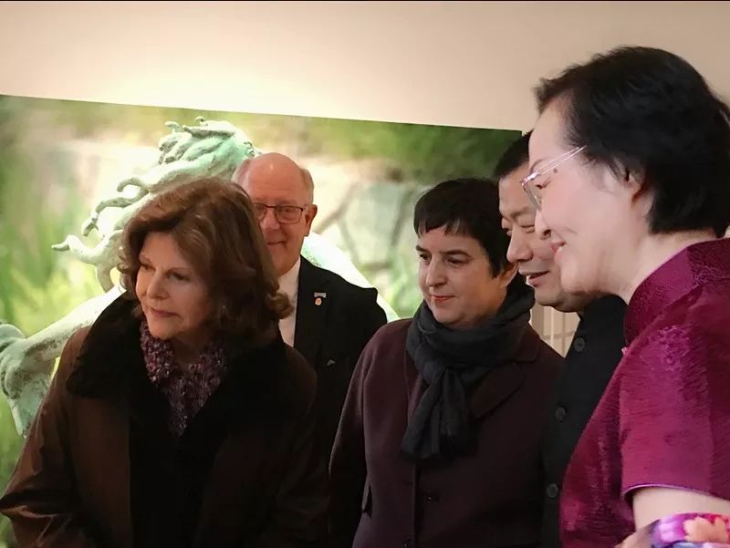 中国驻瑞典大使桂从友夫人宋景丽女士陪同瑞典王后出席华人摄影展