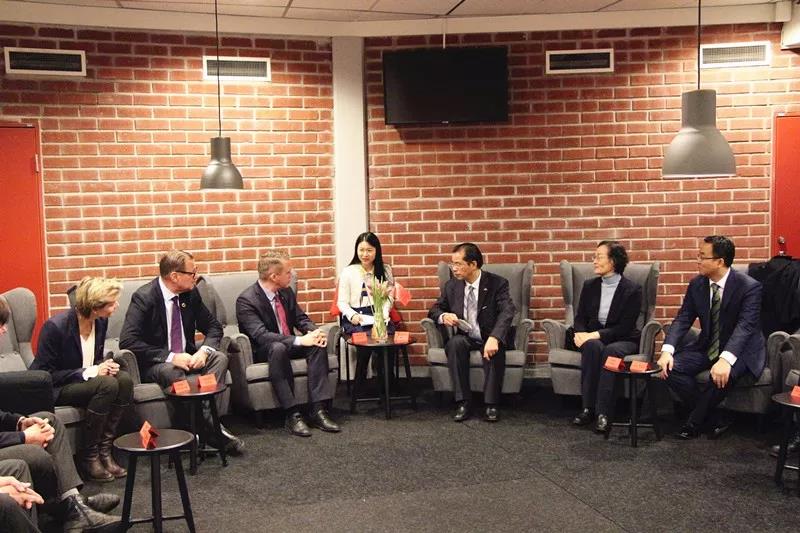 中国驻瑞典大使桂从友会见瑞典冰球协会主席拉尔森