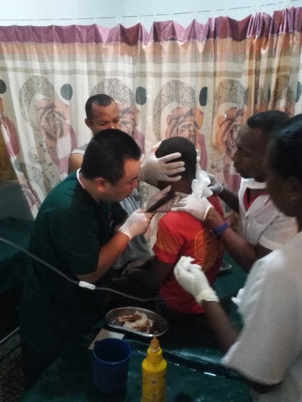 中国医生这样迎接新年到来一一桑巴瓦医疗点连续抢救危重病人