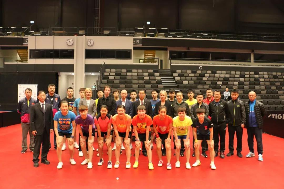 中国驻瑞典大使桂从友看望来瑞典参赛的中国国家乒乓球队员