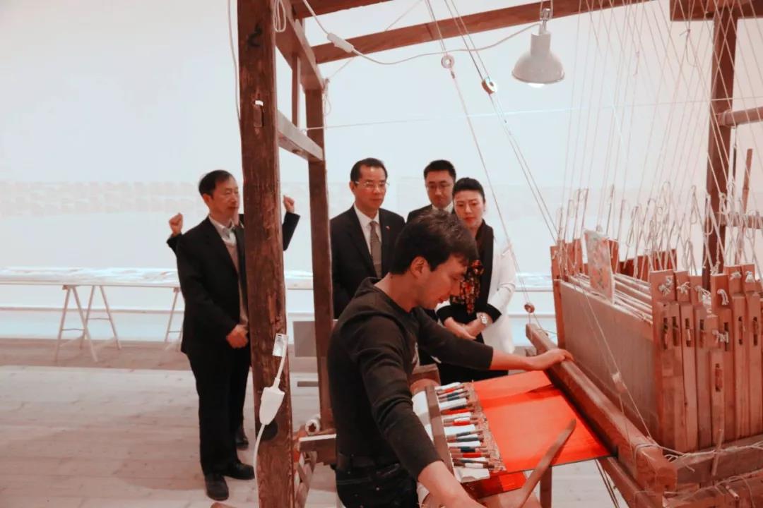 中国驻瑞典大使桂从友参观《云锦红楼梦长卷展》
