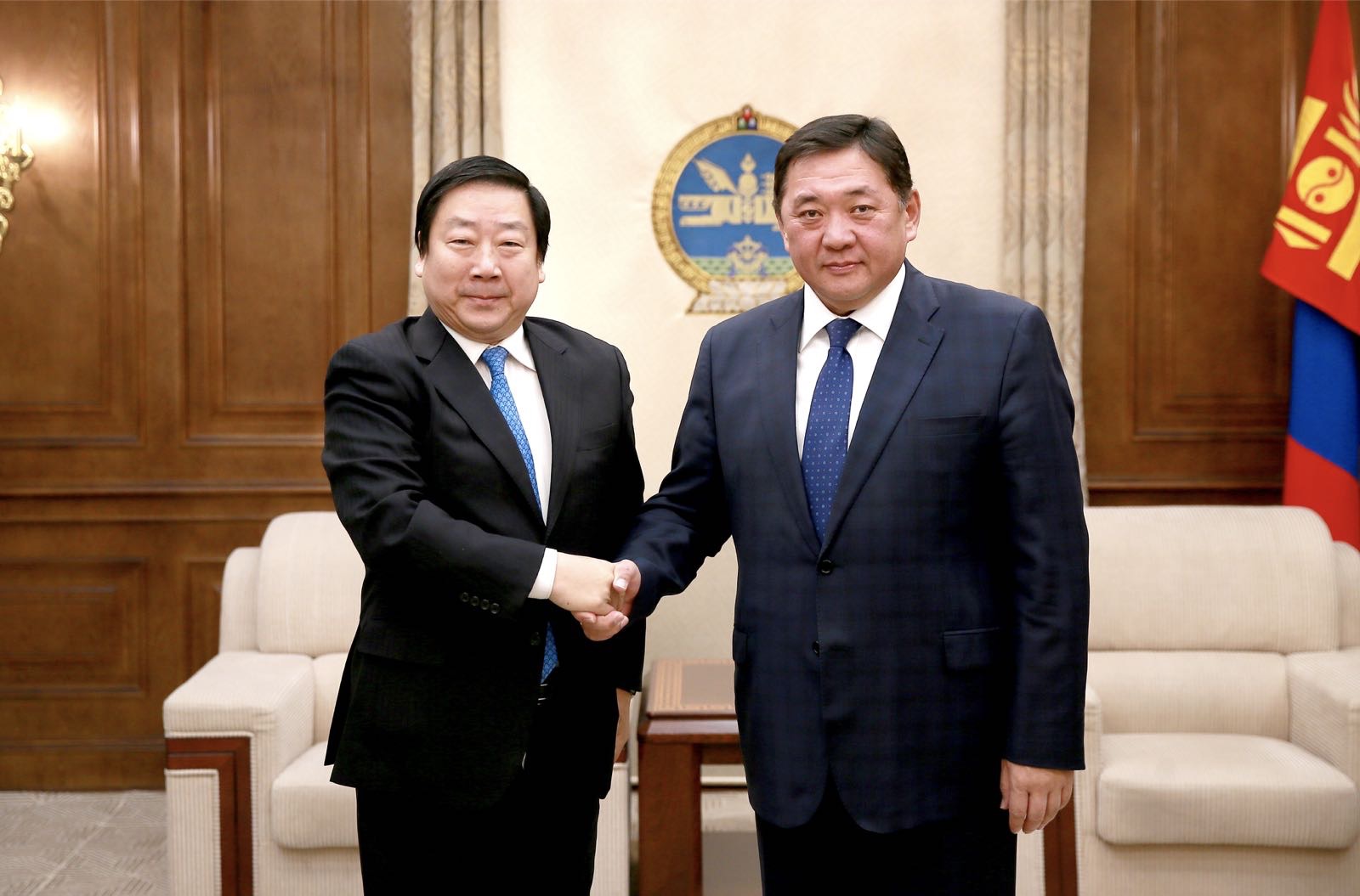 蒙古国大呼拉尔主席米・恩赫包勒德会见中国侨联常委潘庆林